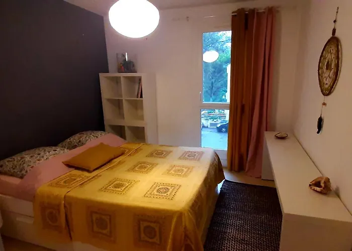 Hôte Sous Les Pins Séjour chez l'habitant